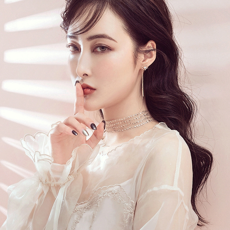 Vòng cổ đính chất liệu kim sa màu vàng đồng/bạc cuốn hút dành cho bạn nữ