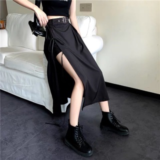 Chân váy đen xẻ tà cá tính