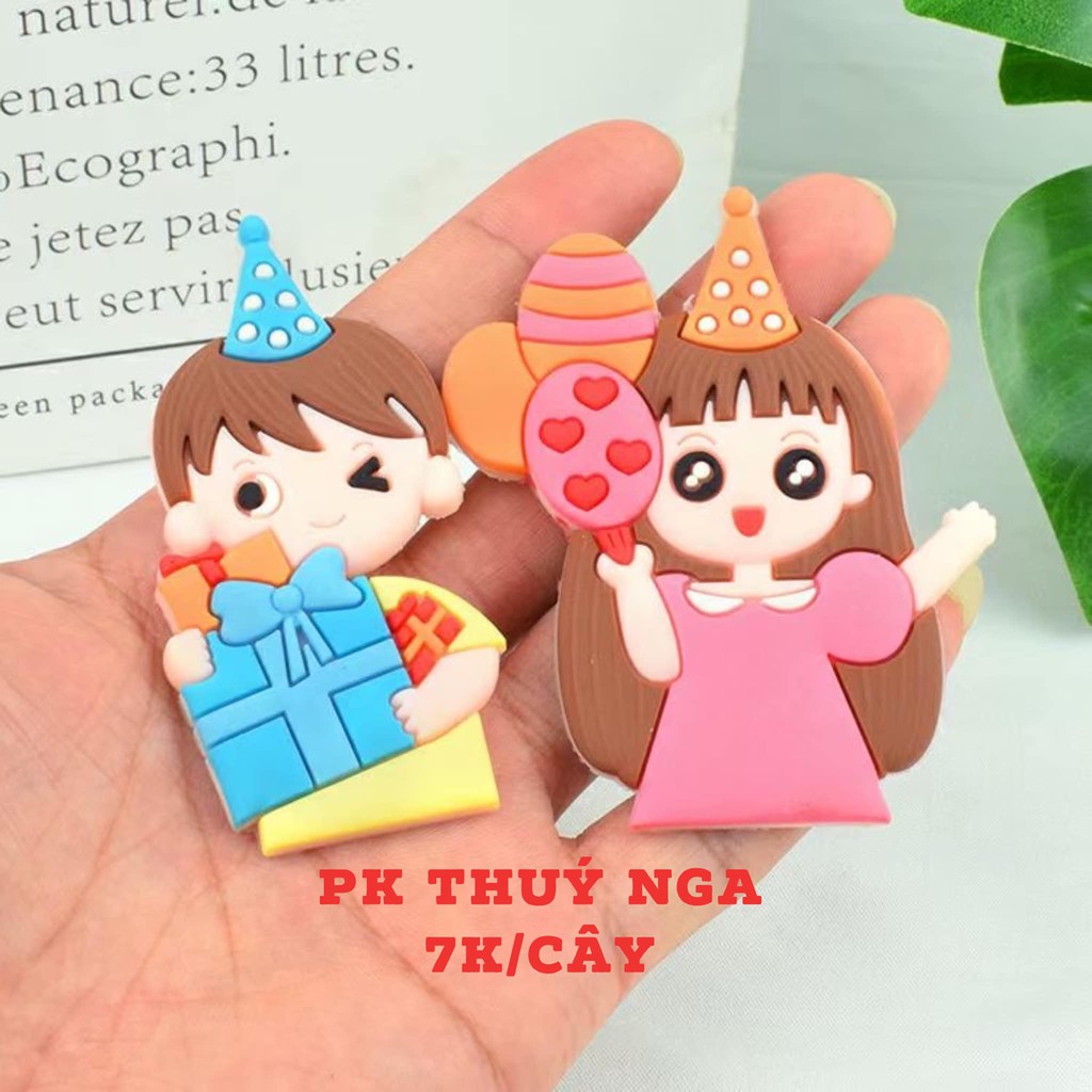 Em Bé Cầm Hộp Quà, Bóng Bay Nhựa Dẻo