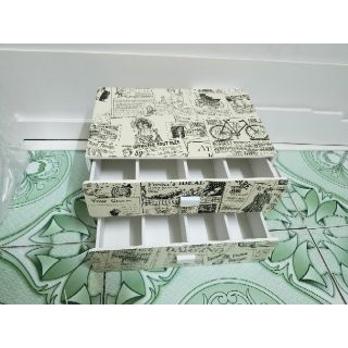 Hộp chia tiền 9 ngăn màu báo cũ, khay đựng tiền