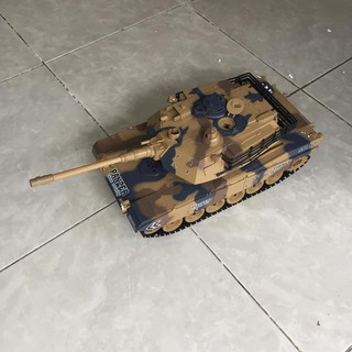 Xe tank điều khiển từ xa bắn đạn