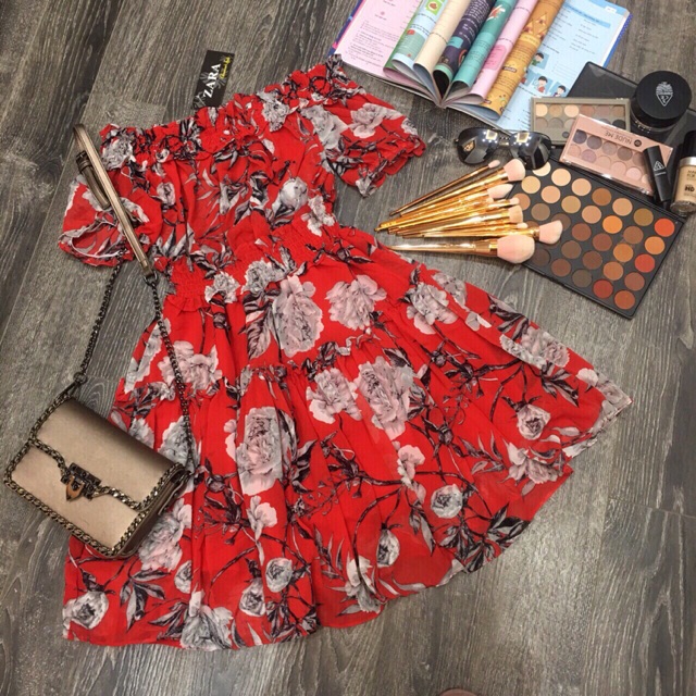 Maxi zara tqxk. Màu đỏ vải voan chất đẹp hàng loại 1 nhé ạ. Hàng ko đúng chất mình trả lại tiền ạ nên khách yên tâm ạ