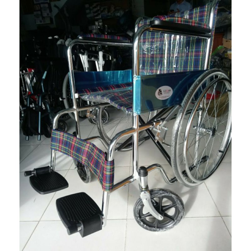 Xe lăn có thắng cho người già