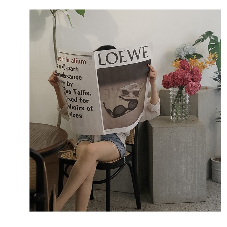 Báo tiếng anh bản lớn làm phụ kiện đạo cụ chụp ảnh, trang trí cửa hàng, quần áo size 80 *57 cm