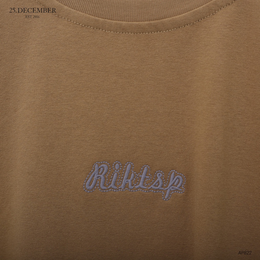 Áo phông họa tiết chữ thêu Riktsp - 25.December AP822