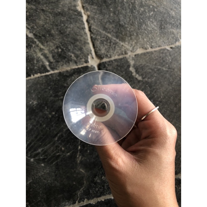 Pass cốc hút sữa Freemie cups