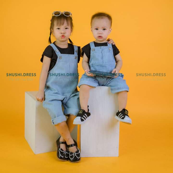 Quần yếm trẻ em phong cách hàn quốc chất jeans mềm mại.