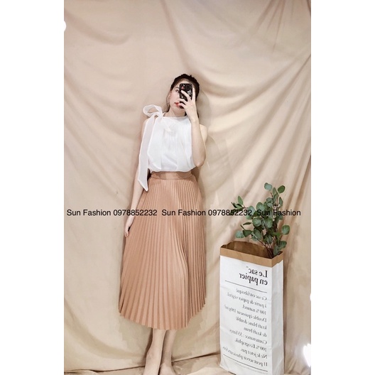 Chân váy dập li xếp li dài và áo cổ yếm