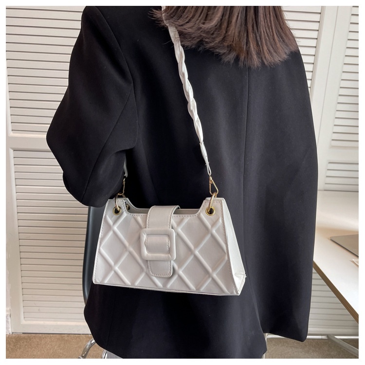 Túi xách nữ đeo chéo họa tiết caro chéo nổi lên dây đeo xoắn cá tính ngăn có dây kéo, có hai màu đen và trắng