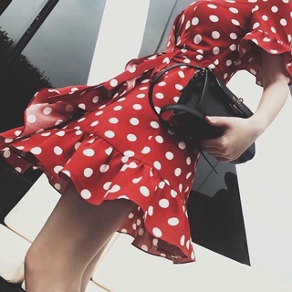 Váy đỏ chấm bi retro