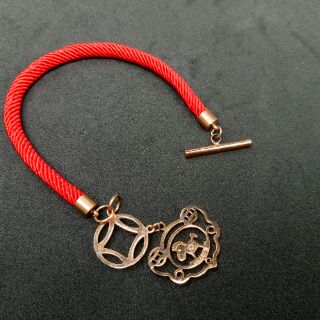 Vòng tay đỏ may mắn