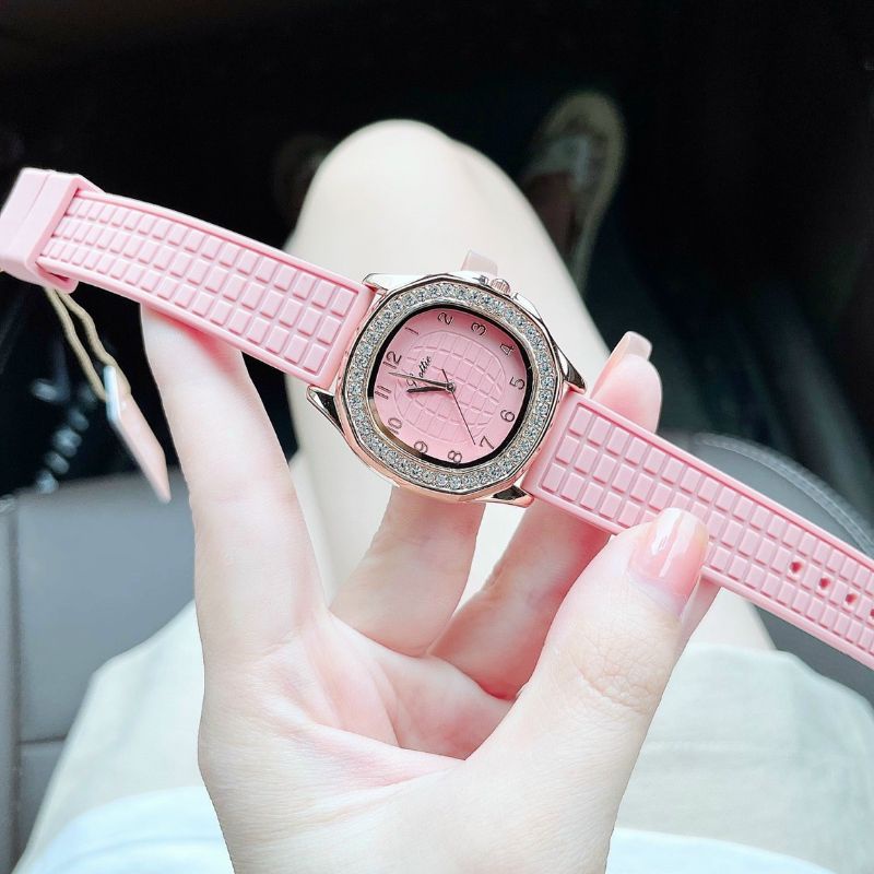 Mẫu tiểu thư mặt oval