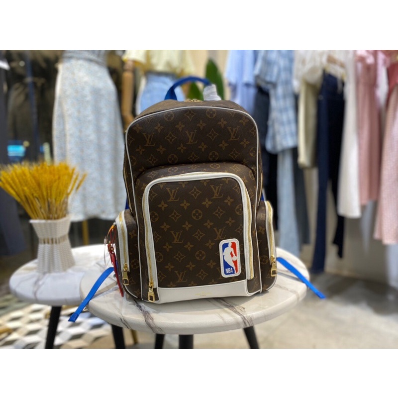 Balo Monogram cổ điển được lồng ghép vào màu sắc biểu tượng của NBA louis vuitton LV