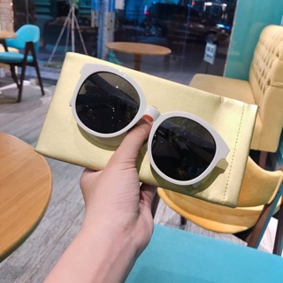 kính chữ V gọng trắng
