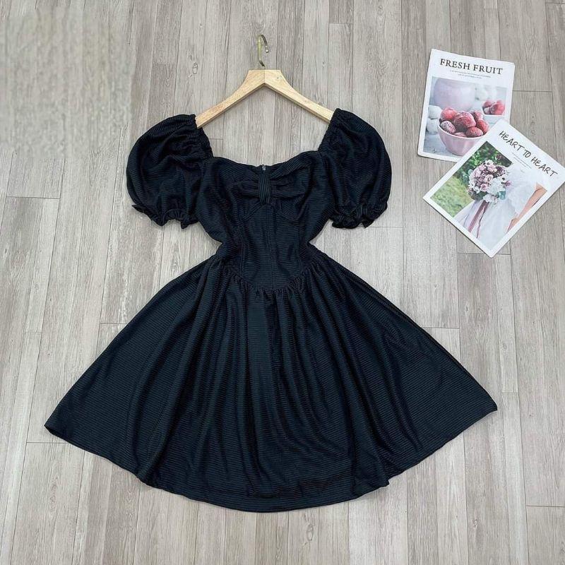 Đầm xòe cổ vuông tay phồng nhíu ngực.