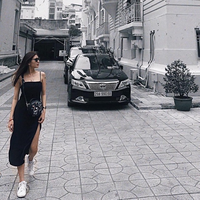 Đầm BamBi dress hai dây màu đen from suông basic vải lụa mịn điểm nhấn hàng nút có chun co giãn và váy có điều chỉnh | BigBuy360 - bigbuy360.vn