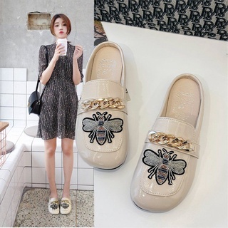 (Hàng sẵn) Giày sục nữ chất da bóng đế thấp thêu  ong viền quai xích( Form giày bé nên đi lên 1 size)
