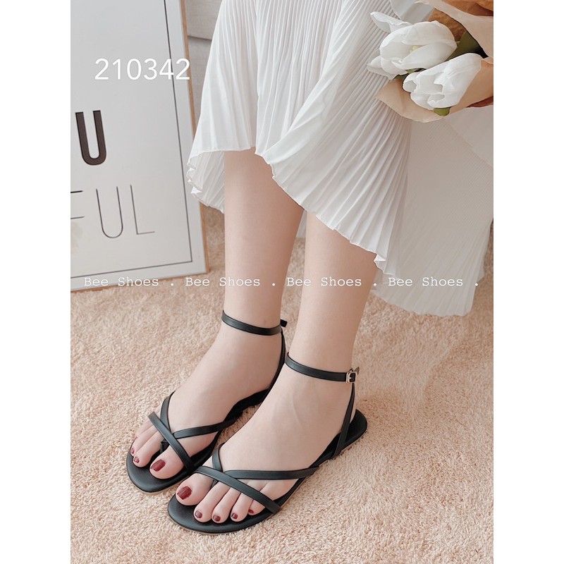 BEESHOES - SANDAL NỮ MŨI TRÒN XỎ NGÓN TRƠN ĐẾ BỆT - SANDAL NỮ MŨI TRÒN XỎ NGÓN TRƠN ĐẾ BỆT SẴN MÀU ĐEN - KEM 210342