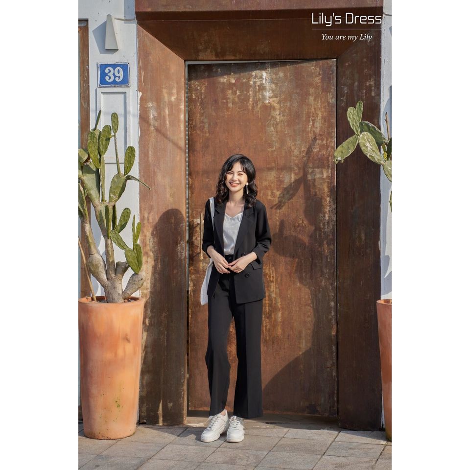 Set Blazer Đen 4 cúc dáng ngắn + quần sớ by Lilie | BigBuy360 - bigbuy360.vn