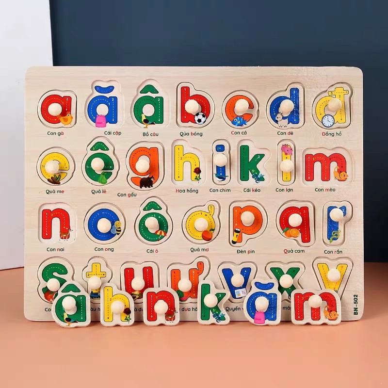 Bảng chữ cái tiếng Việt có núm cầm có in hình ở dưới, từ và hình ảnh minh hoa