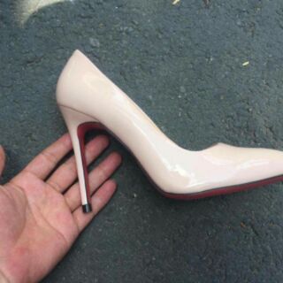 Cao gót đế đỏ màu nude nhạt