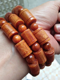 Vòng tay gỗ huyết long