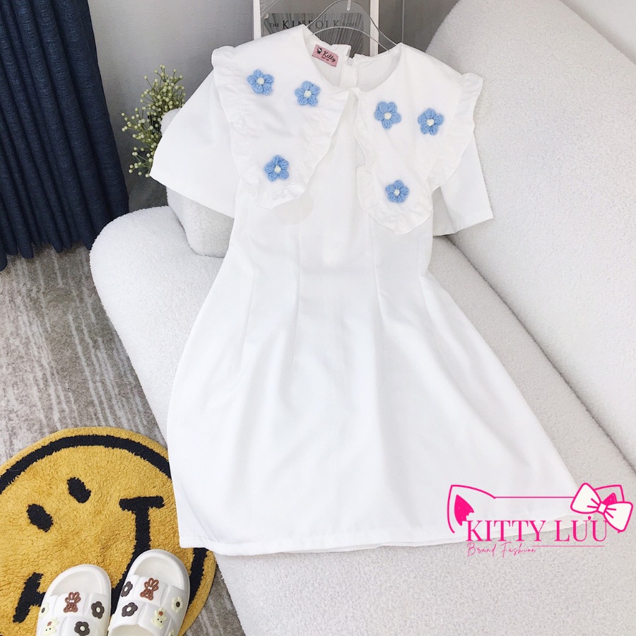 Đầm trắng cổ sen đính hoa dáng xòe