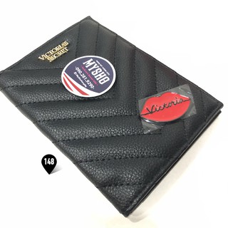 [148] Cover Passport màu đen với hoa tiết icon Môi đỏ Victorias Secret