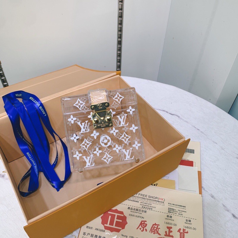 Túi xách cao cấp Louis Vuitton = LV thiết kế in trong suốt màu trắng tinh khiết, mang vẻ mới lạ và độc đáo.