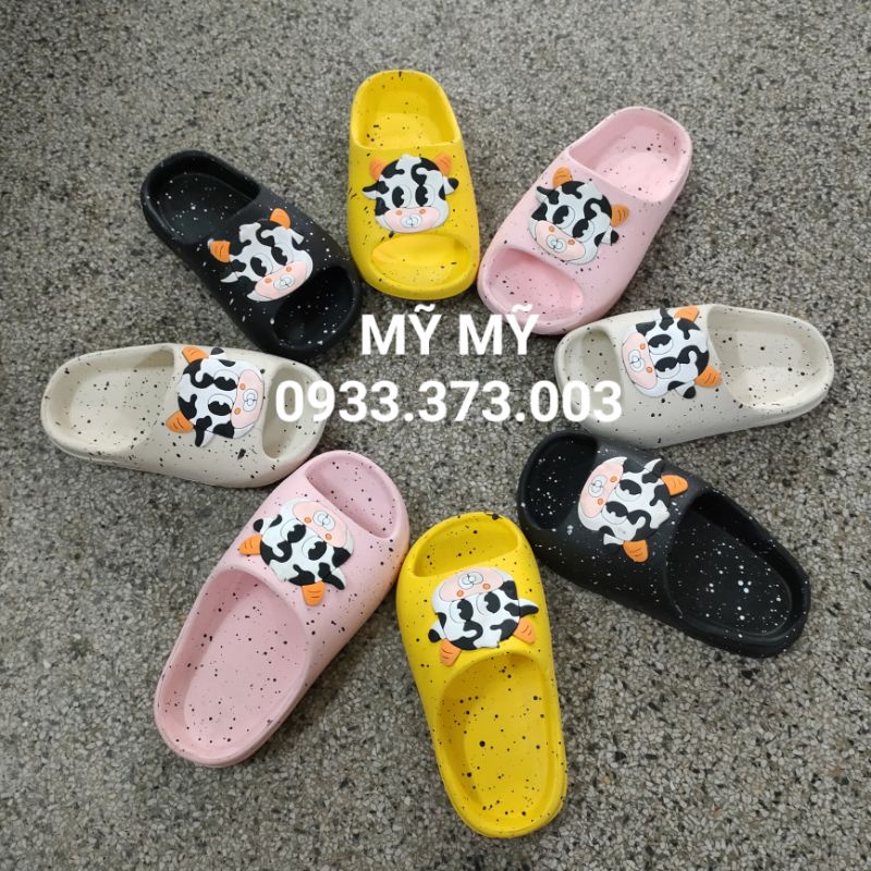 Dép bánh mì cho bé hình bò sữa.