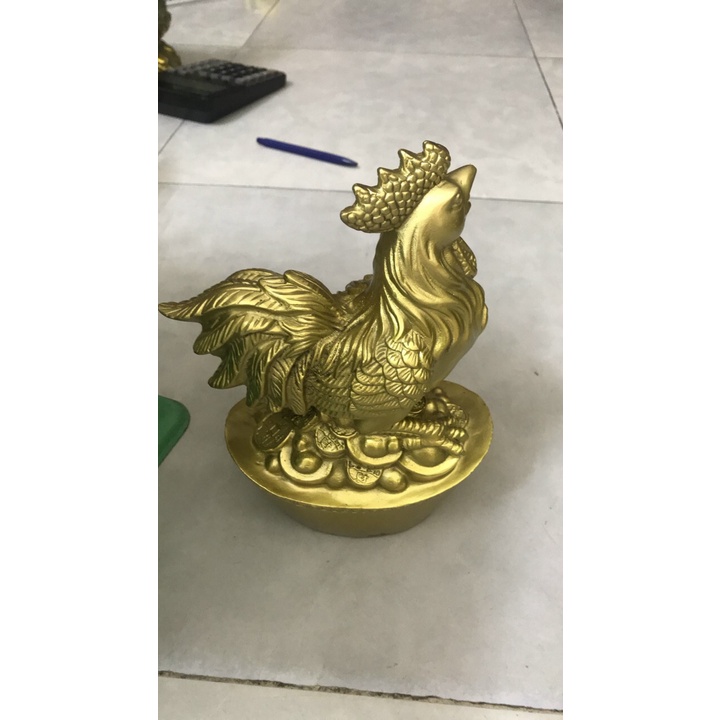 Tượng gà trên thỏi vàng bằng đồng
