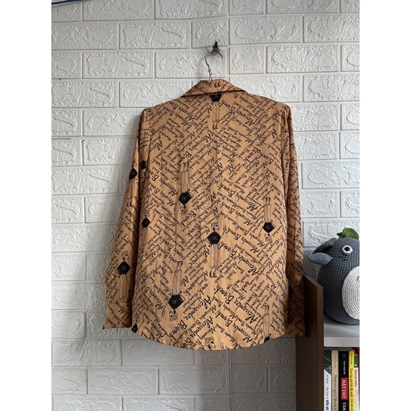 Áo sơ mi hoạ tiết chữ