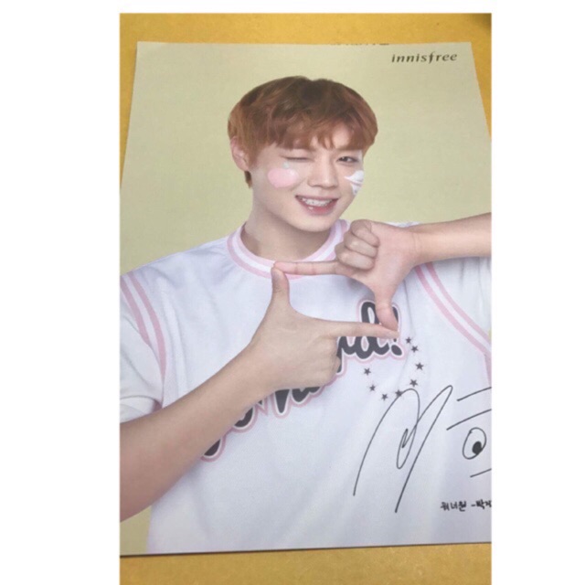 Combo mặt nạ đất sét và poster innisfree wanna one