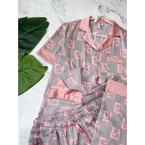 Pyjama lụa Vic cao cấp xịn sò kèm túi giấy hãng sản xuất trên nền vải lụa đắt nhất