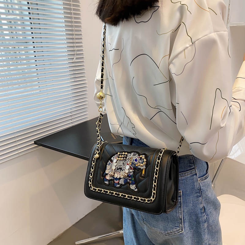 Túi đeo chéo dây xích dễ phối đồ thời trang cho nữ