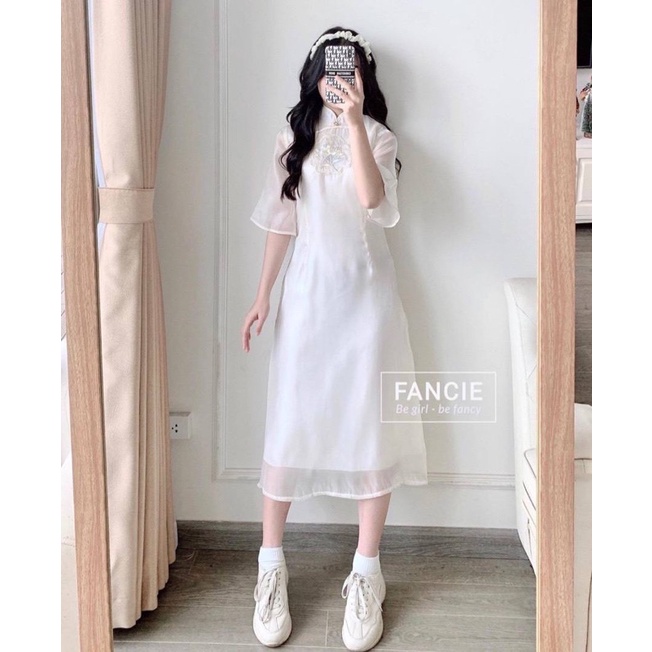 Áo dài trắng thêu hoa tay voan cách tân