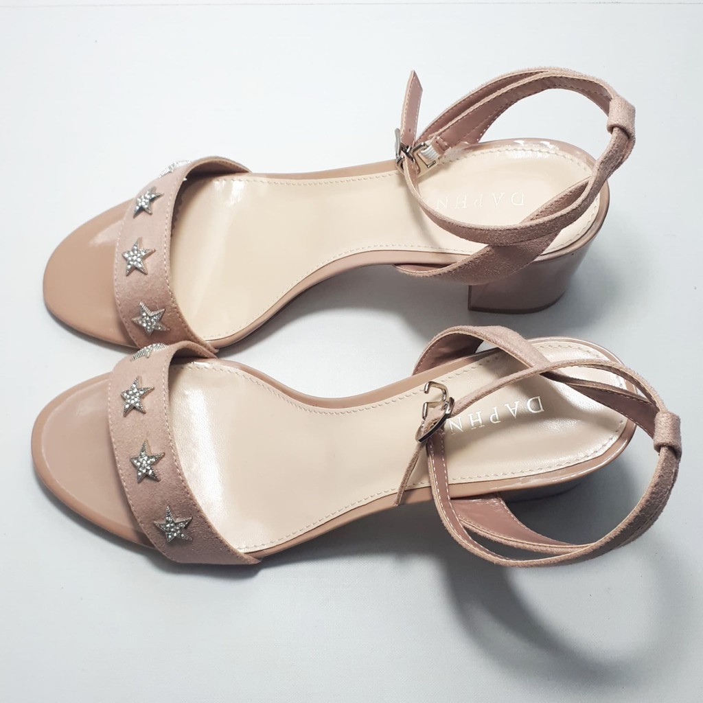 (SIZE 39 - 245) Sandal DAPHNE quai ngang, đính họa tiết ngôi sao, gót vuông 7cm