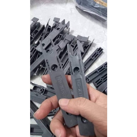 Dẫn hướng, chống lắc, chống nhấc 3 trong 1 dùng cho cửa lùa xingfa hệ 55