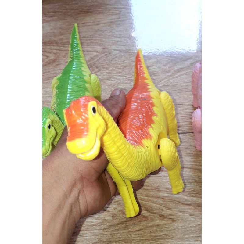 Một Khủng Long mô hình bằng nhựa kích thước 24x16x8 cm chạy pin có nhạc và đèn Led rất đep_tặng kèm pin