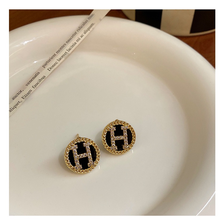 Bông Tai Chữ Màu Đen Phong Cách Retro