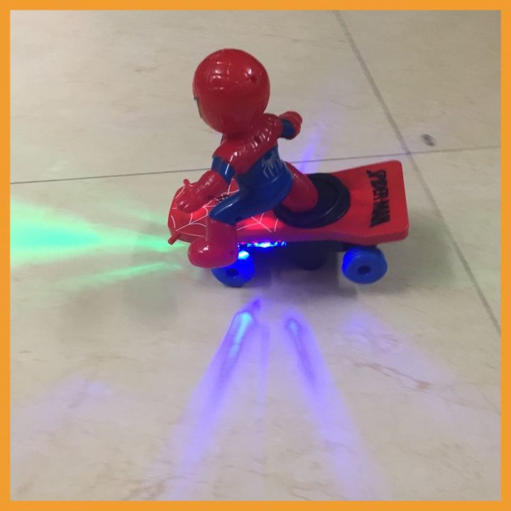 Đồ chơi ⚡️𝗙𝗥𝗘𝗘𝗦𝗛𝗜𝗣⚡️ Đồ chơi cho bé hình người nhện trượt ván sử dụng pin, có đèn nhạc, ván trượt xoay 360 độ