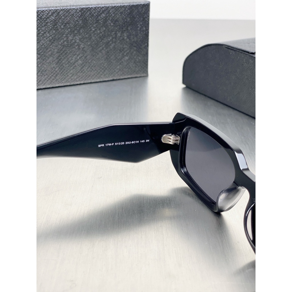 Áo Thun Prada Thiết Kế Trẻ Trung Hợp Thời Trang -------- Kính Mát Gọng Vuông Chống Tia UV Thời Trang Mới