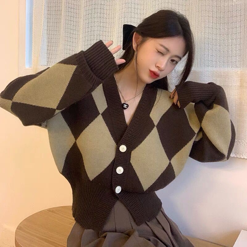 Áo Khoác Cardigan Len Nữ Cổ Chữ V Màu Nâu Đen Đỏ Thời Trang Bo Gấu 3 Cúc Dài Tay Phong Cách Hàn Quốc