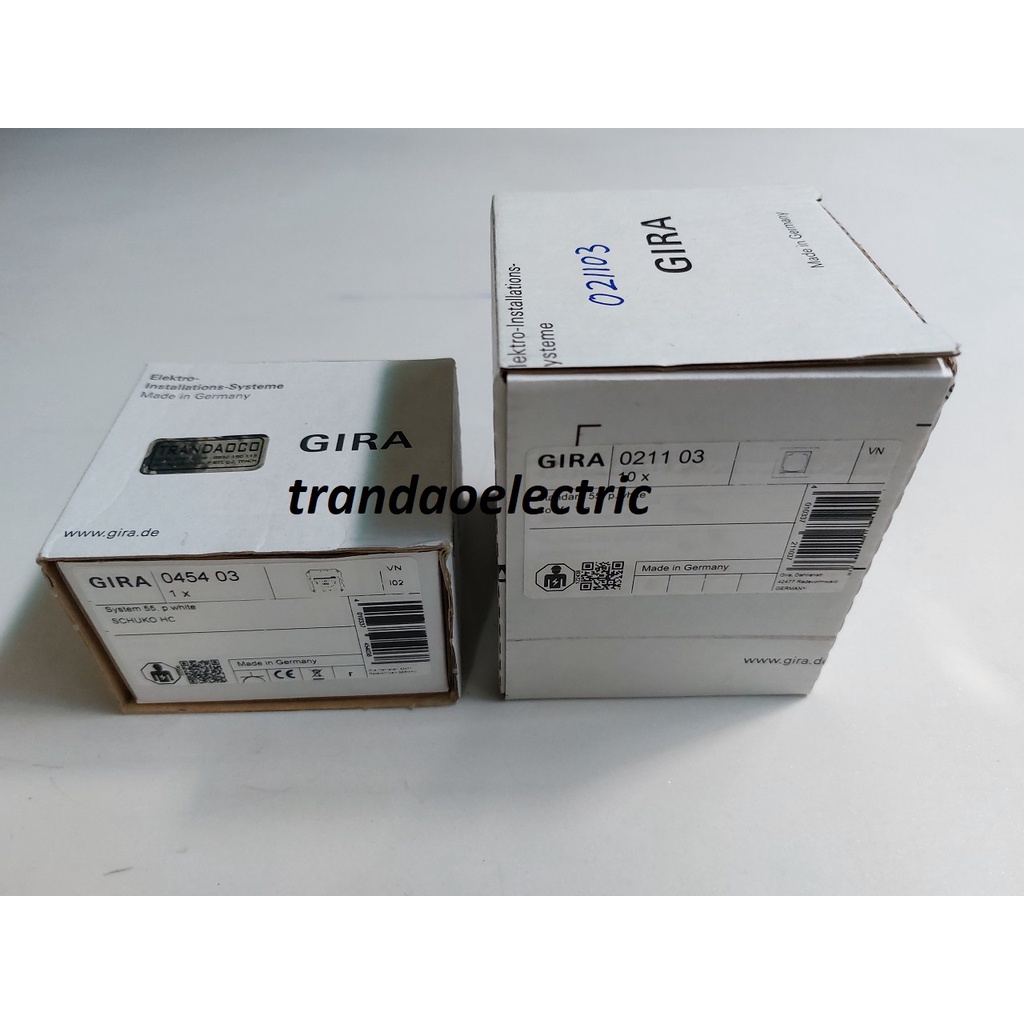 Ổ cắm điện đơn Schuko GIRA có nắp. Bao gồm khung, ruột, nắp và đế âm.