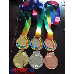 Combo khách đặt huy chương, cúp, cờ lưu niệm trao giải thể thao