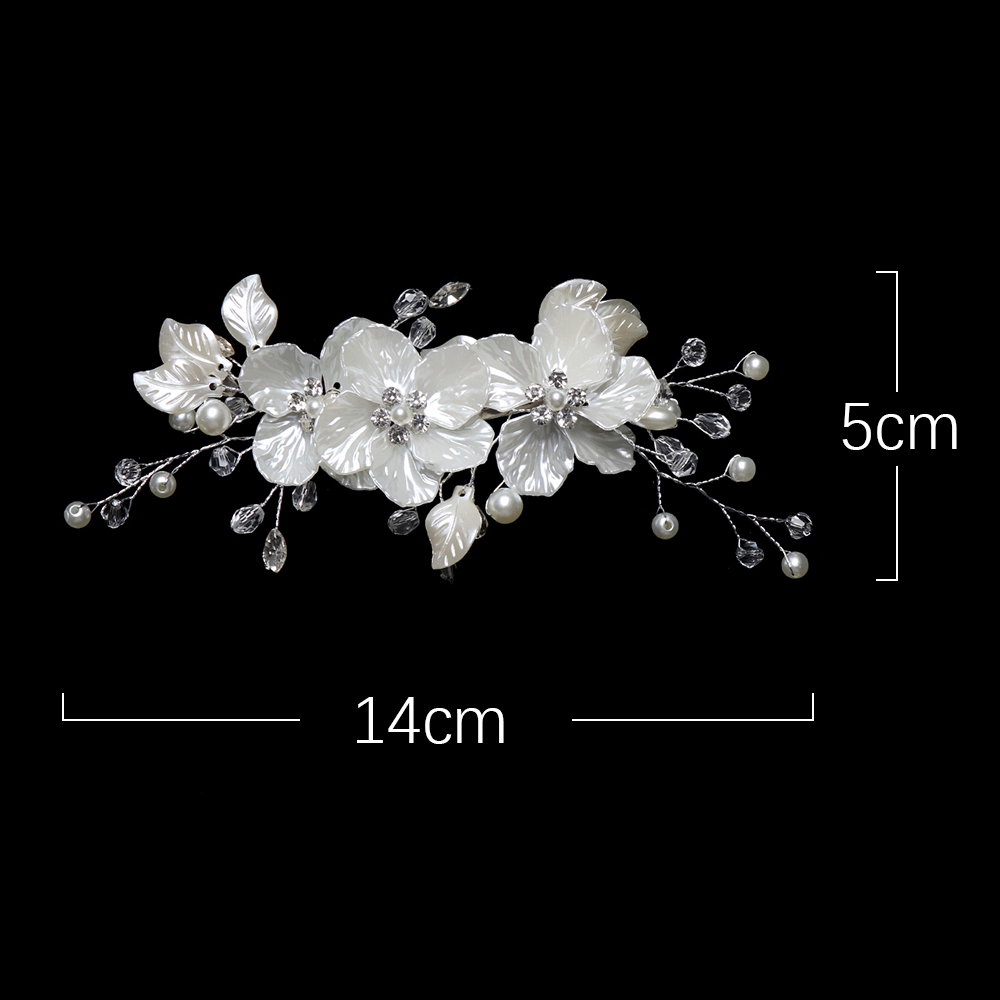 Kẹp tóc hình hoa xinh đẹp cho cô dâu