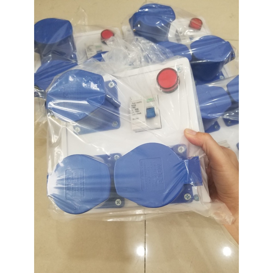 Bộ ổ cắm công nghiệp 3 ổ 2P+E,3P+N; Cầu dao 2P 32A, 0Cầu dao 3P 32A có đèn báo