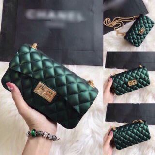 Tui đeo chéo nhựa chần ô dây xích size 18