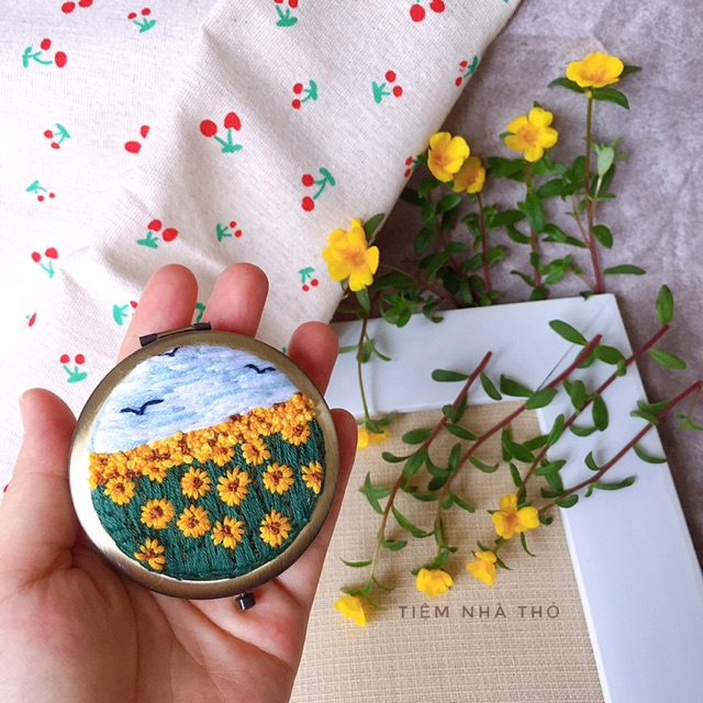 Gương cầm tay thêu handmade
