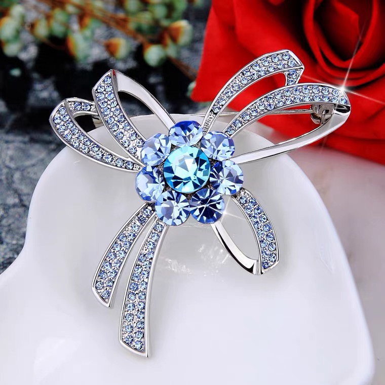 TRÂM CÀI ÁO PHA LÊ CECY SWAROVSKI -FLOWER 1131, TRẺ TRUNG, THANH LỊCH
